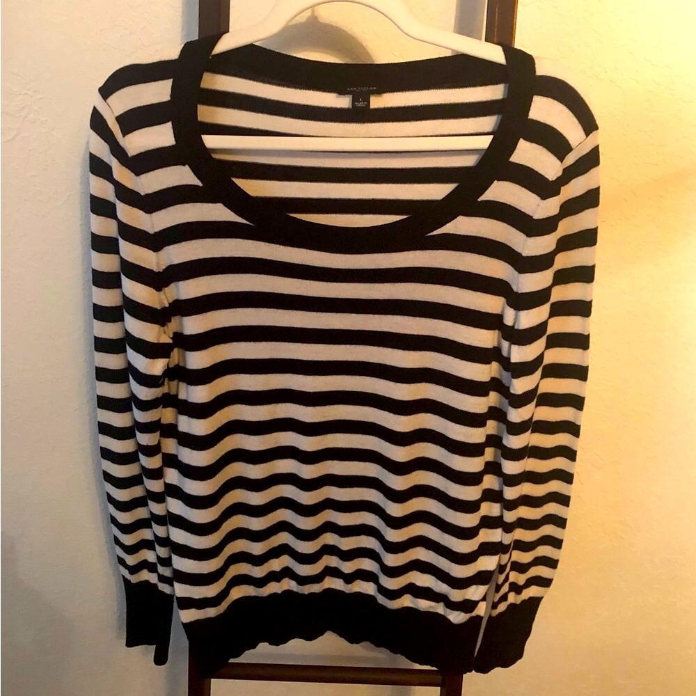 ANN TAYLOR BLACK AND WHITE STRIPE SWEATER